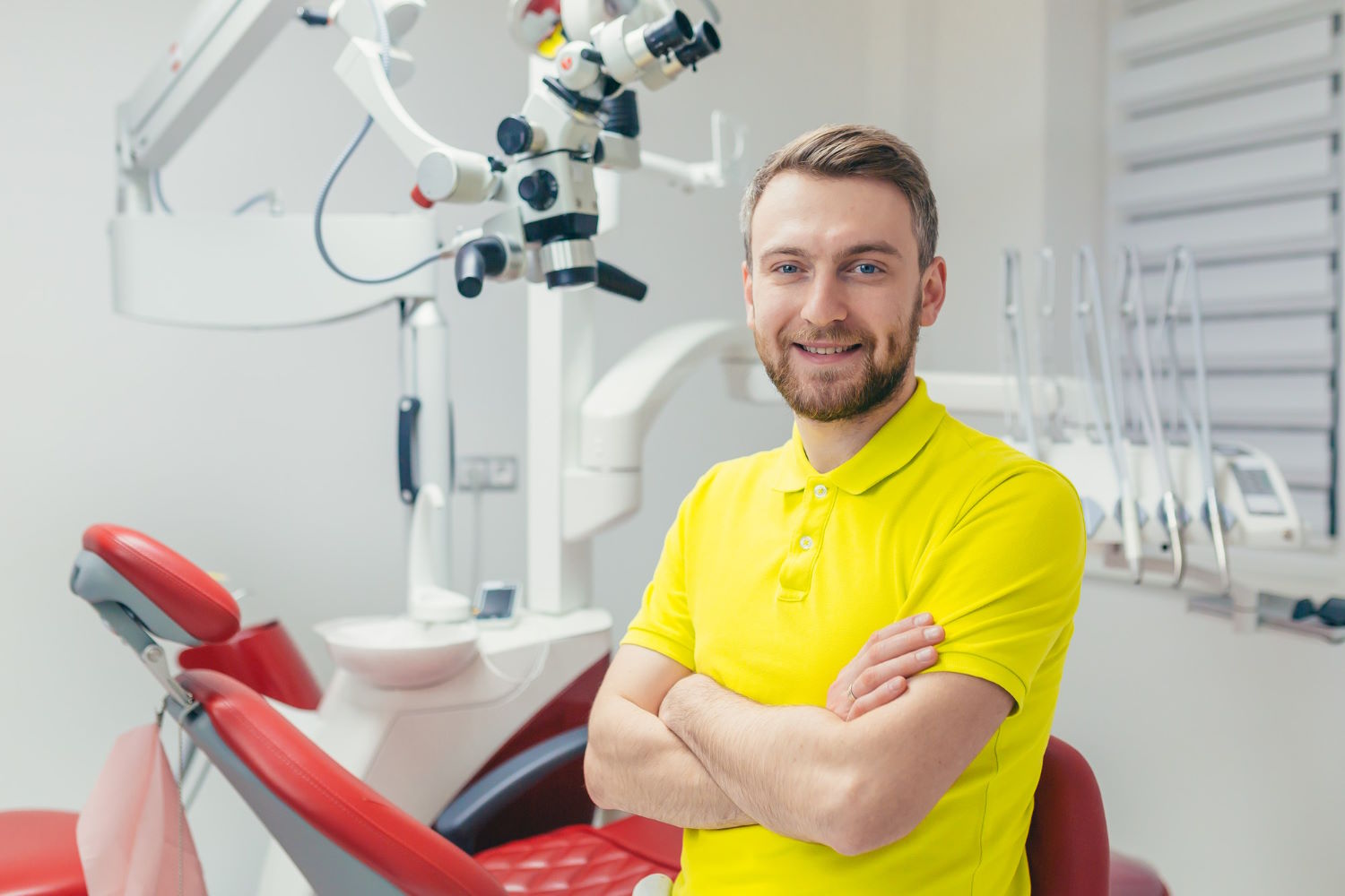 Nowatorskie podejście do dbania o zęby – precyzyjne leczenie z wykorzystaniem mikroskopu dla pięknego uśmiechu