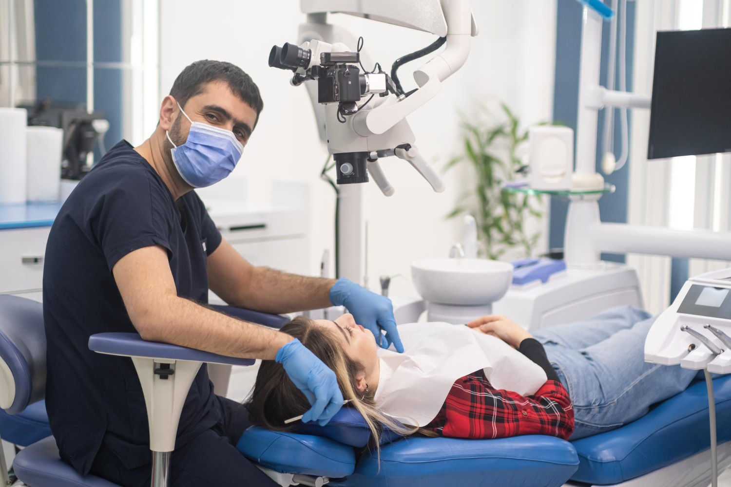Zaskakujące odkrycia w stomatologii: jak mikroskop zmienia leczenie zębów!