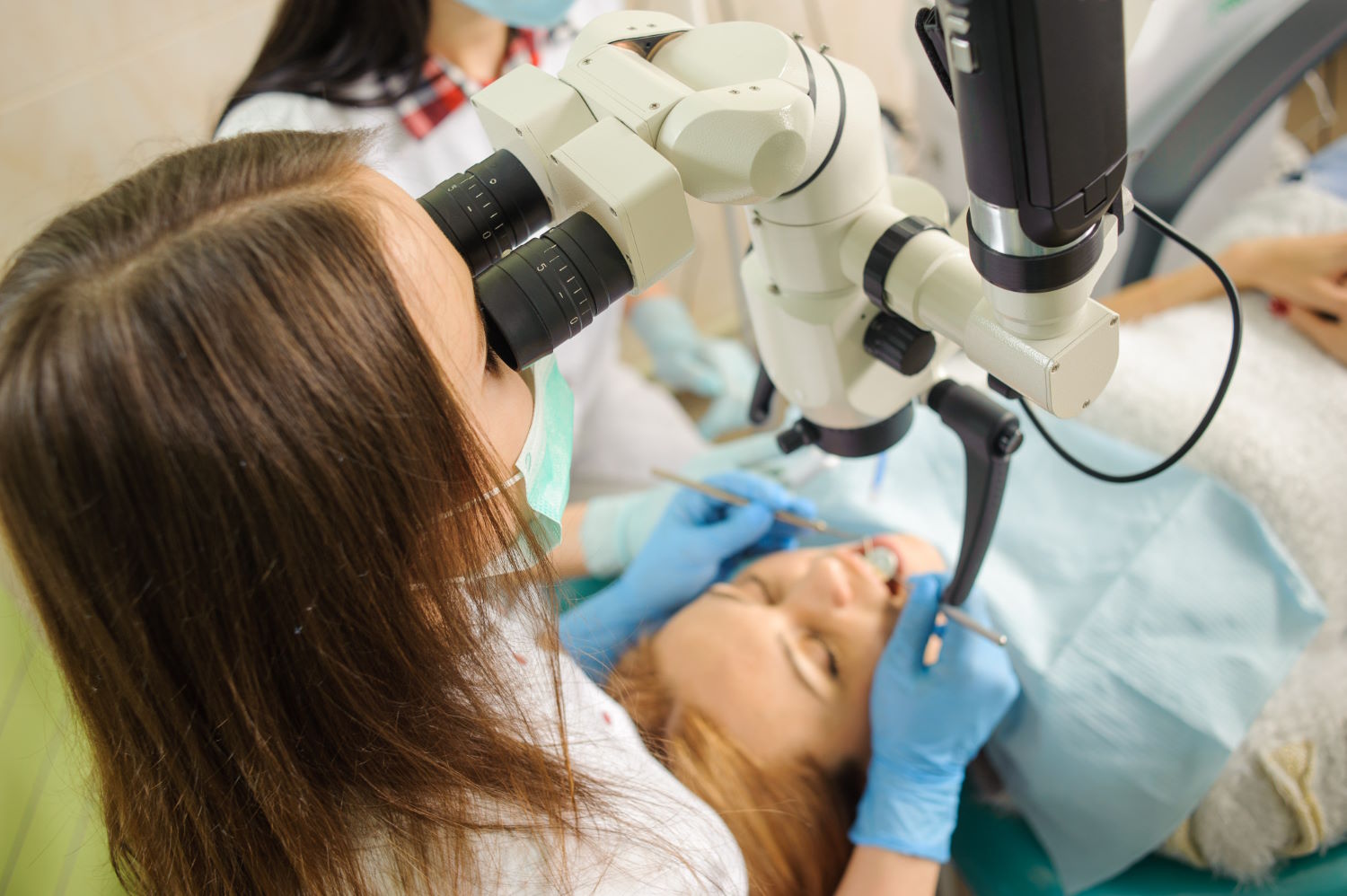 Nowoczesne metody leczenia zębów – rola mikroskopu w stomatologii